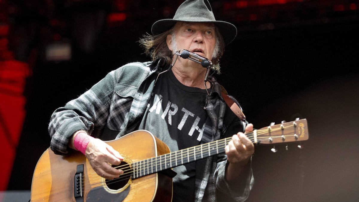 Neil Young roept op tot verbod op concerten vanwege pandemie