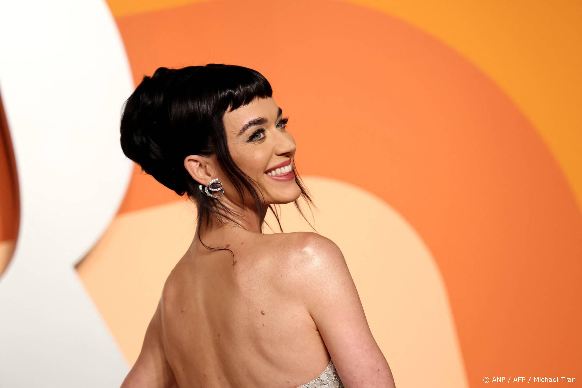 ZIEN: Katy Perry trakteert honderden fans op happy hour in nachtclub |  Shownieuws