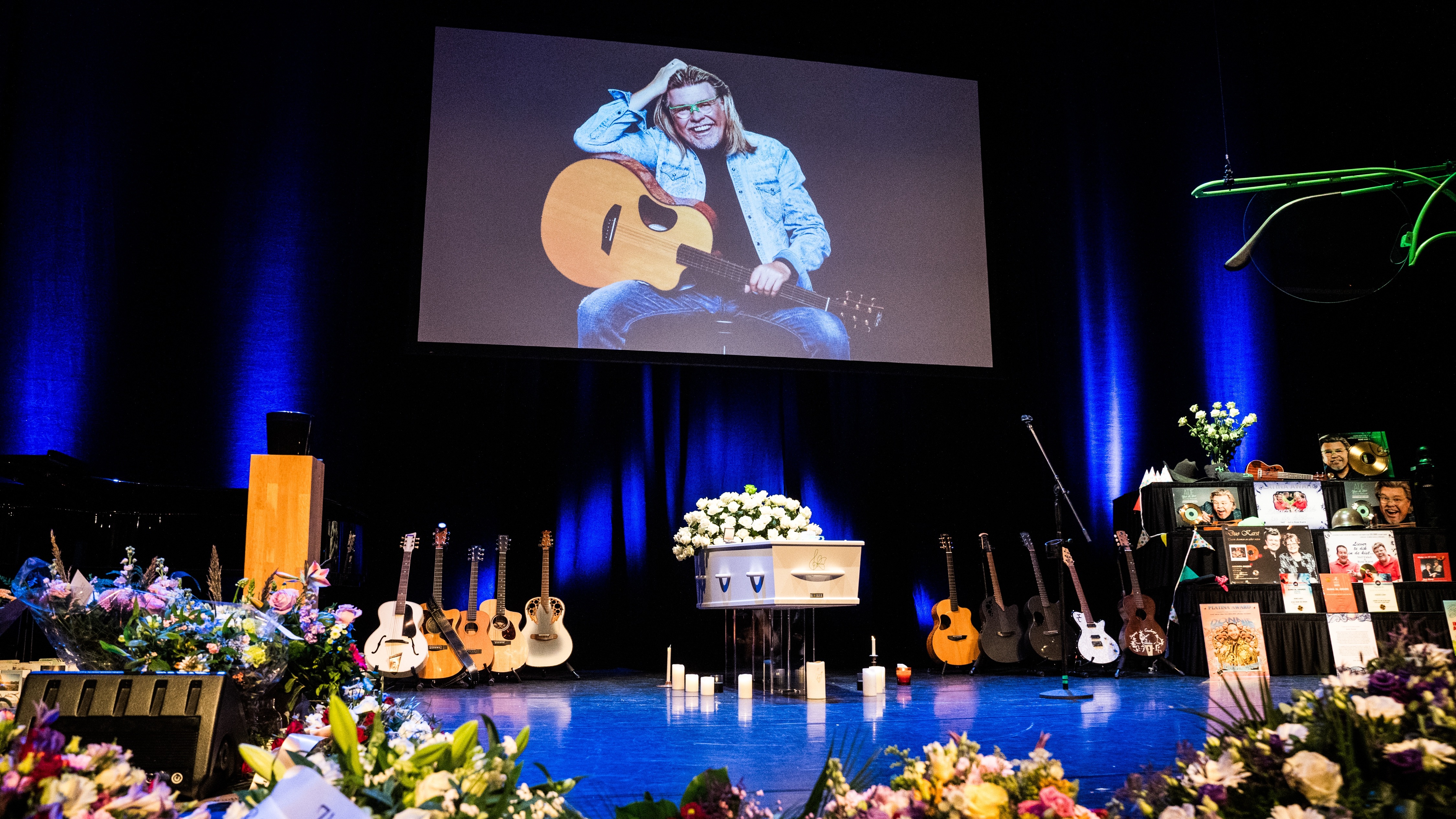 Shownieuws-tafel bespreekt emotionele herdenkingsdienst René Karst