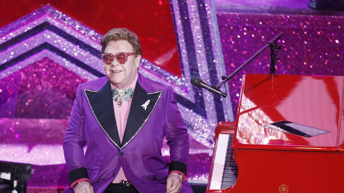 Elton John voorzichtig weer aan de slag na heupoperatie