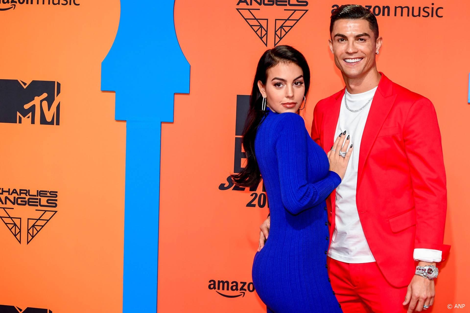 Cristiano Ronaldo vraagt vriendin ten huwelijk met mega ring | Shownieuws