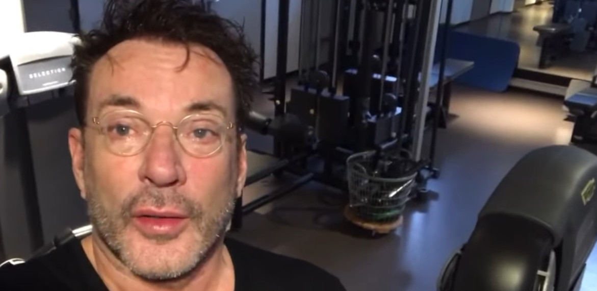 ZIEN Politie grijpt in op feest met Gerard Joling Shownieuws