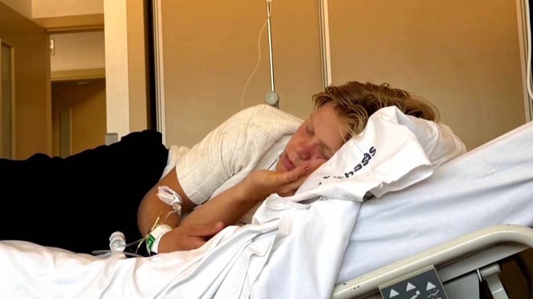 Zoon Wolter Kroes herstellende van snijwond: 'Je kon bot zien' | Shownieuws