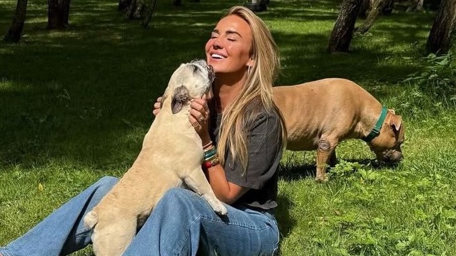 Monique Westenberg geeft update na kritieke toestand hond | Shownieuws