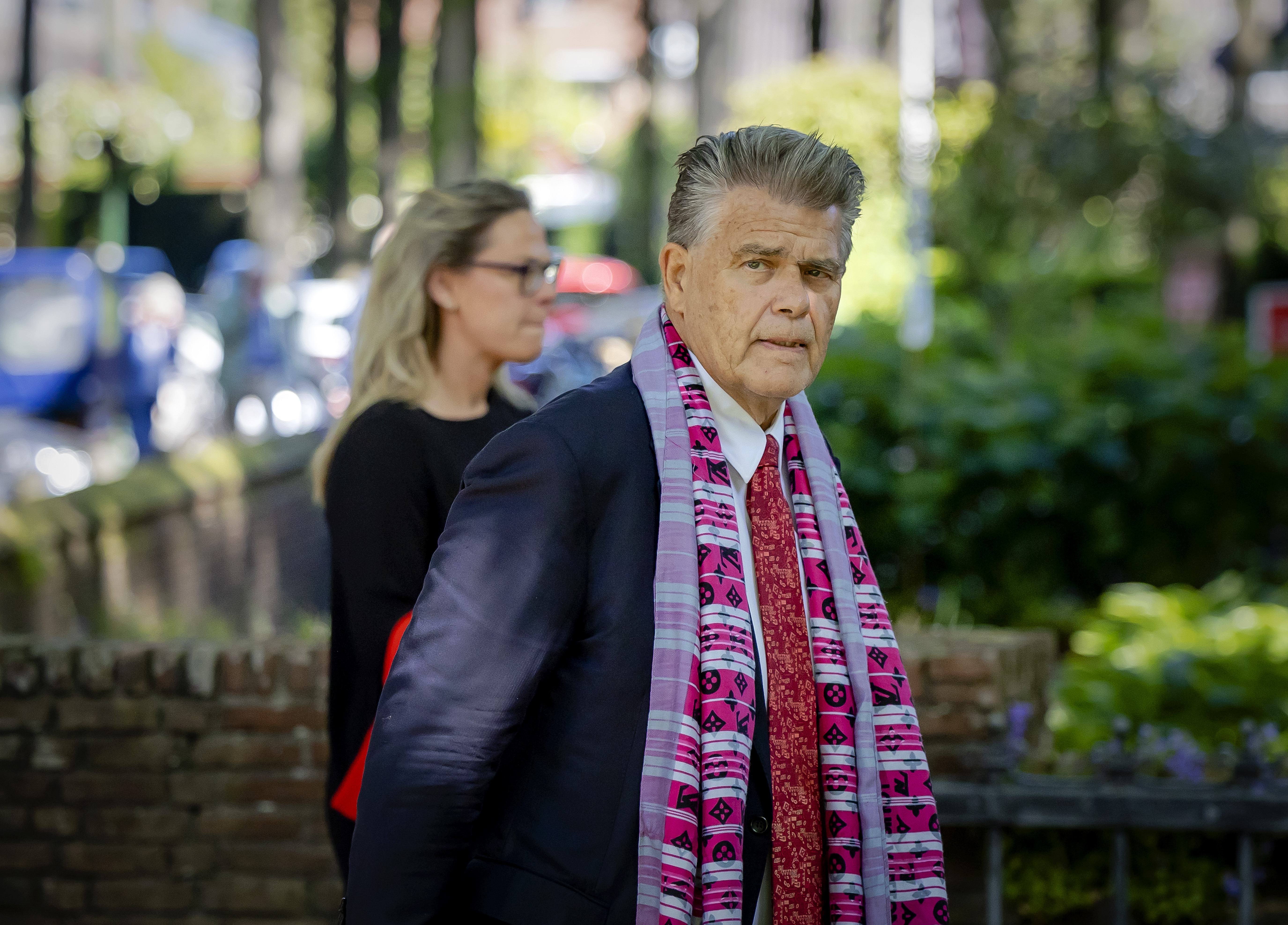 Tienerzoon maakt zich grote zorgen om Emile Ratelband | Shownieuws