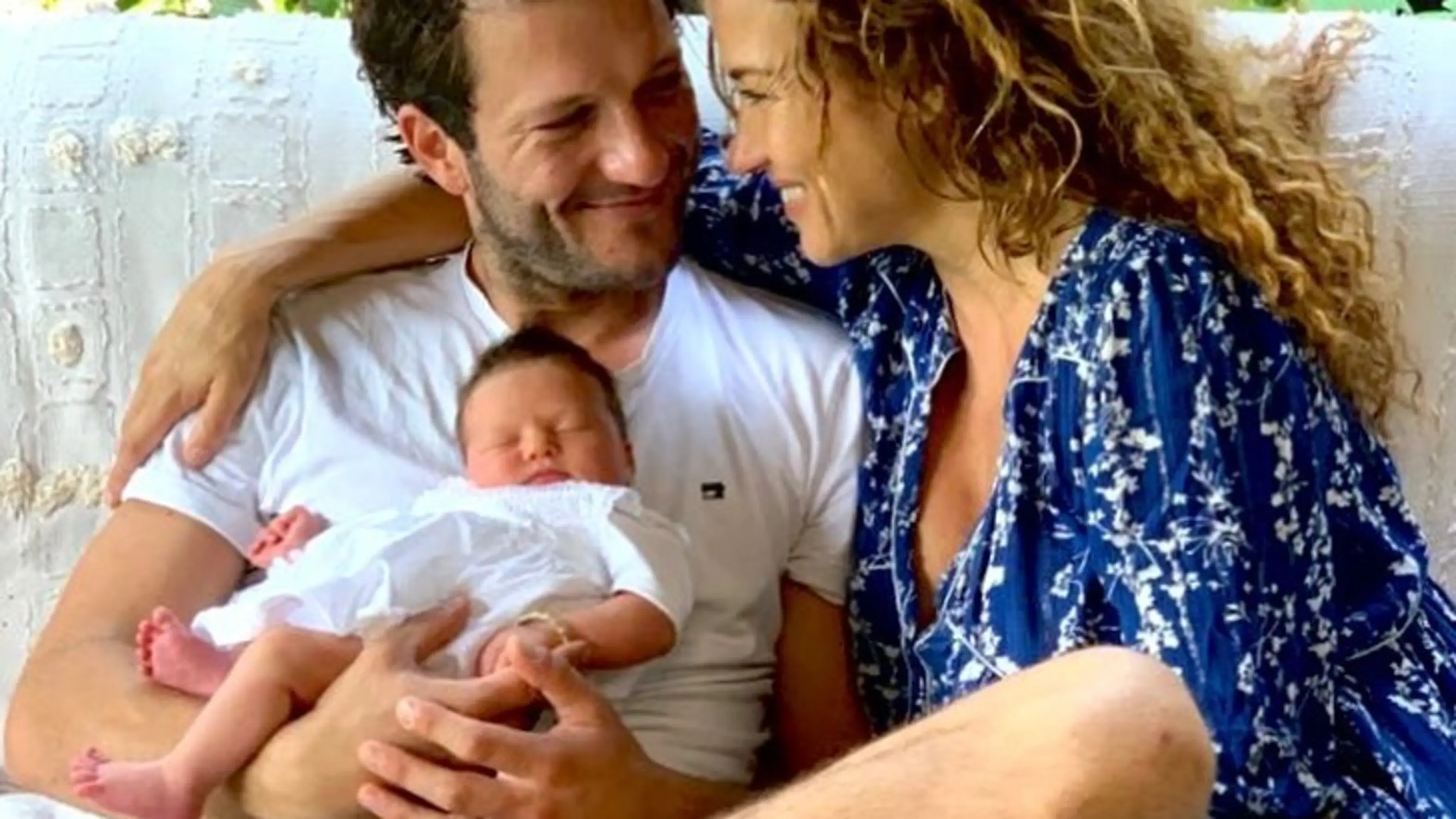 Zien Katja S Eerste Uitje Met Baby Coco Shownieuws