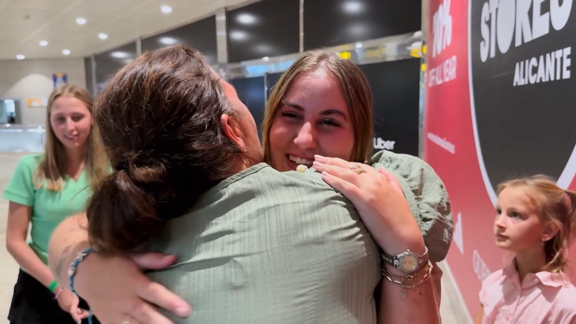 Emotionele hereniging bij familie Jelies in Grote Gezinnen Emigreren | Shownieuws