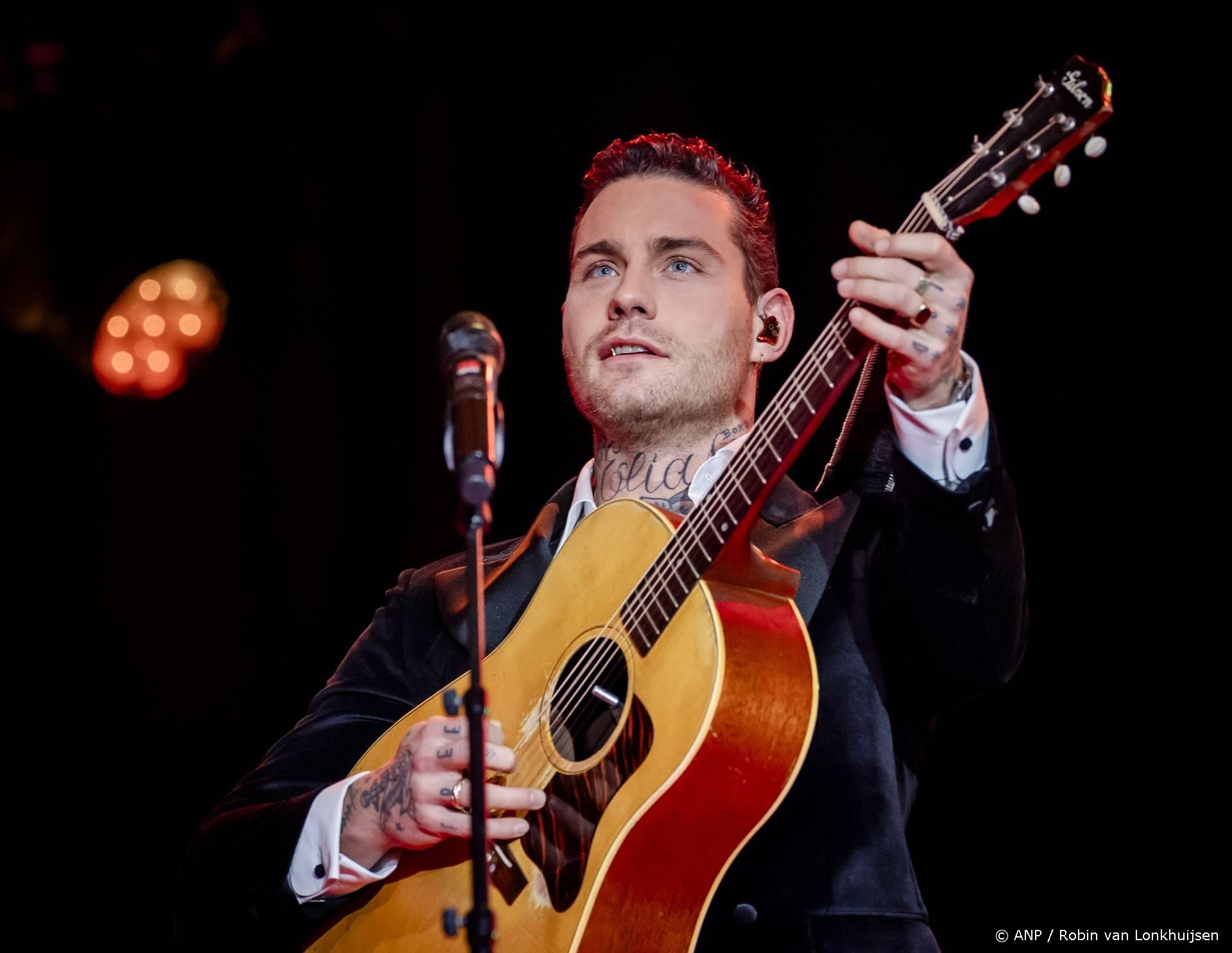 Douwe Bob verplaatst optreden wegens gezondheidsredenen | Shownieuws