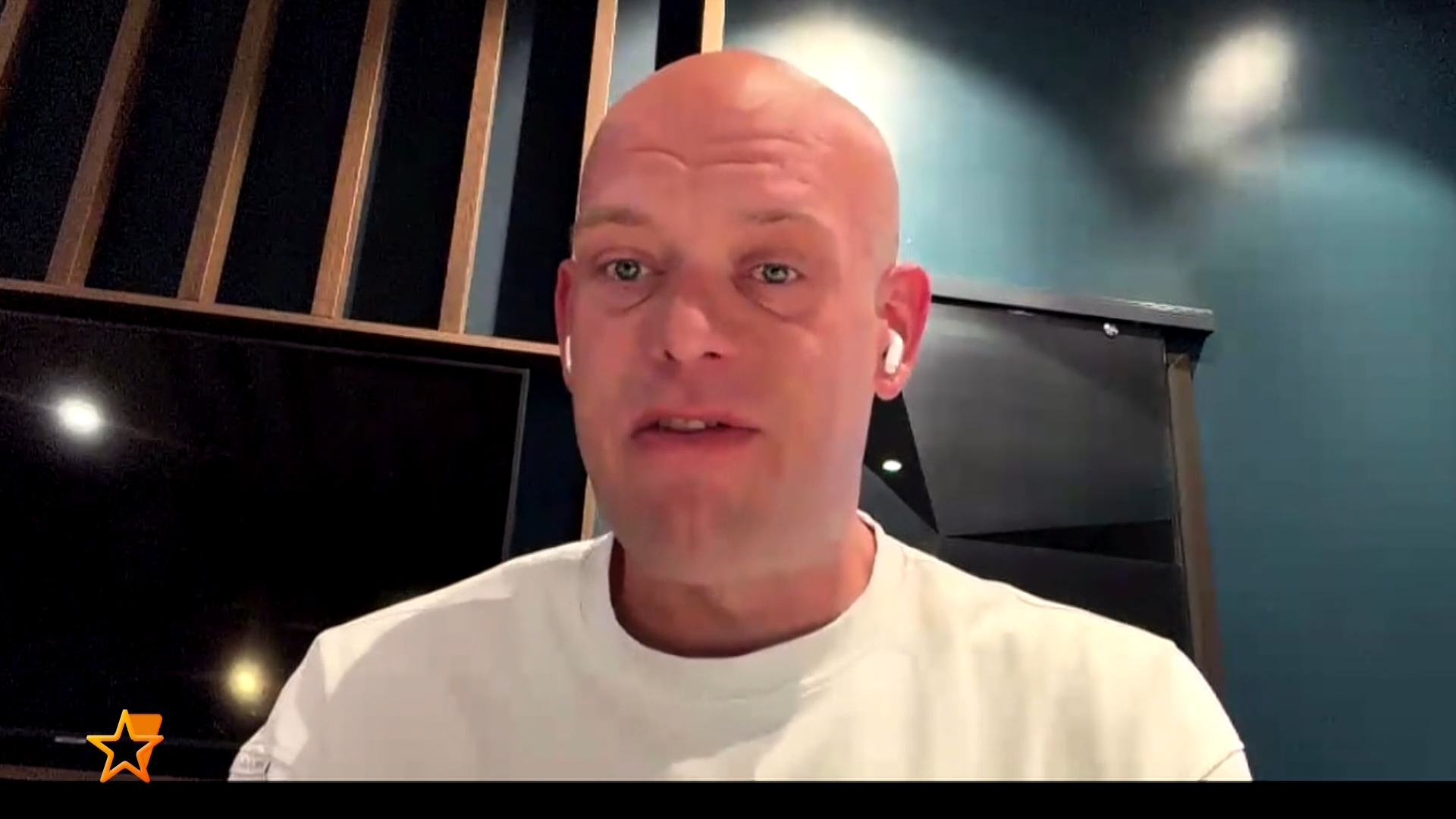 Michael van Gerwen reageert op opstootje: 'In één keer slaat hij mij'