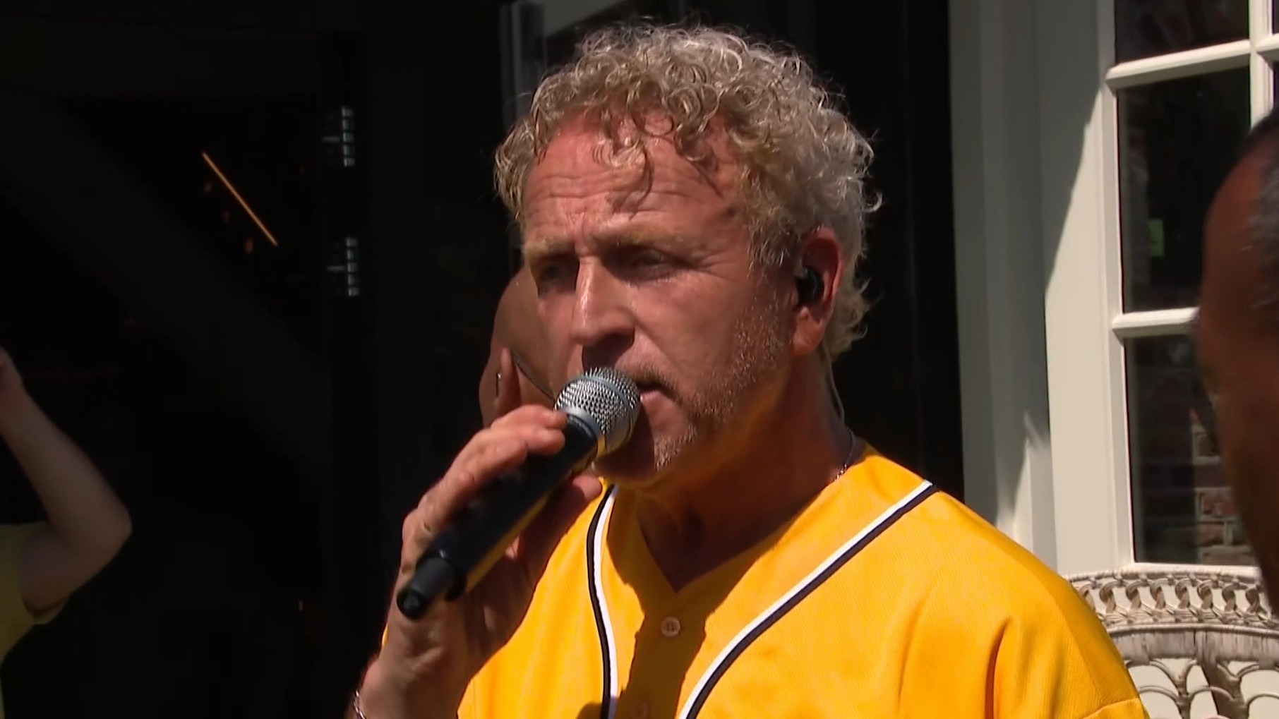 Gordon vindt dat hij nog kan zingen en scheldt critici uit | Shownieuws