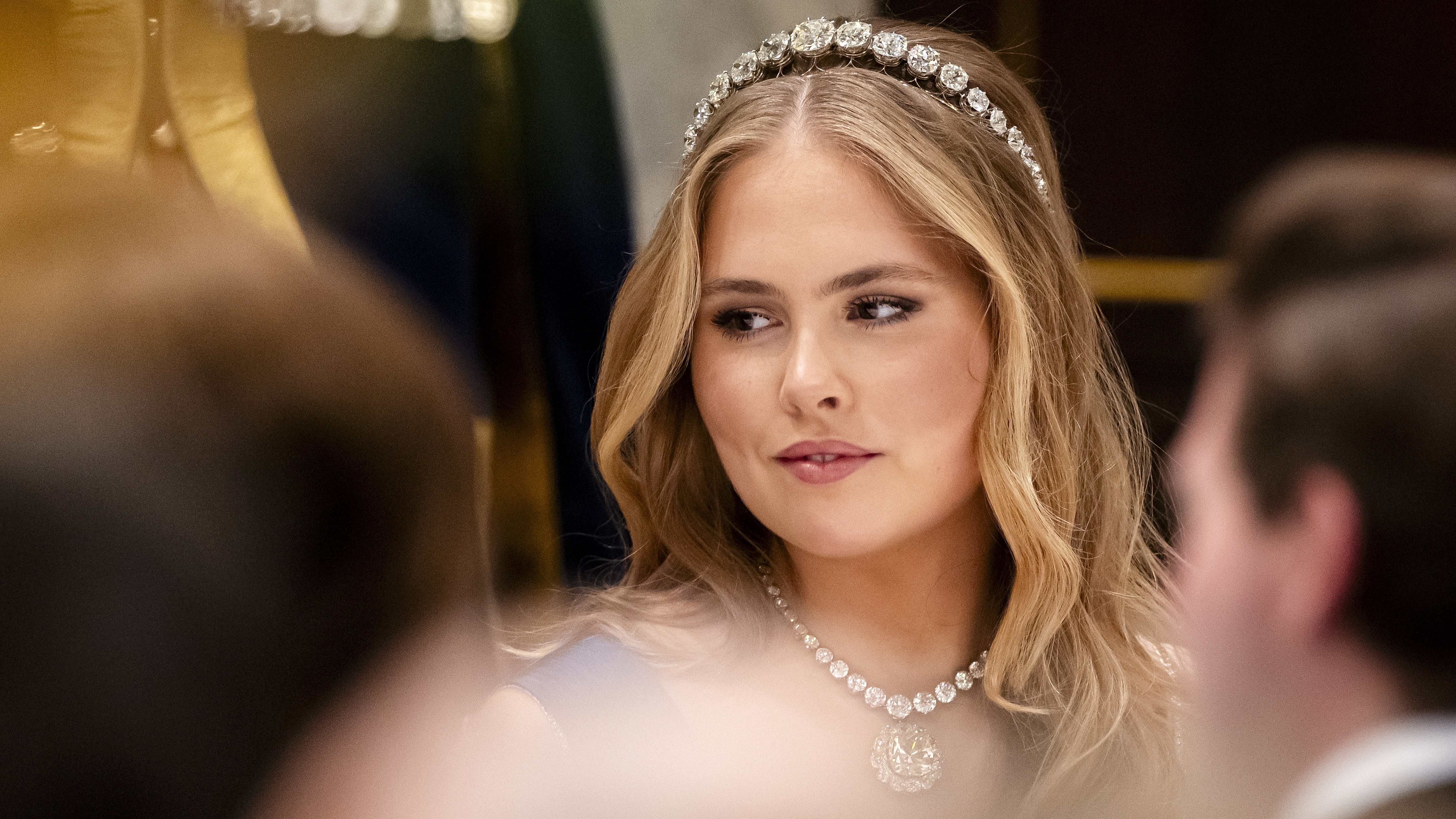Amalia's jurk maakt de tongen los: 'Laag decolleté? Goede ontwikkeling' |  Shownieuws