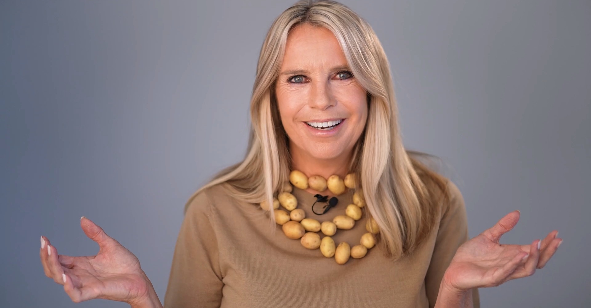 Linda de Mol friemelde op vrijgezellenfeest met déze zanger | Shownieuws