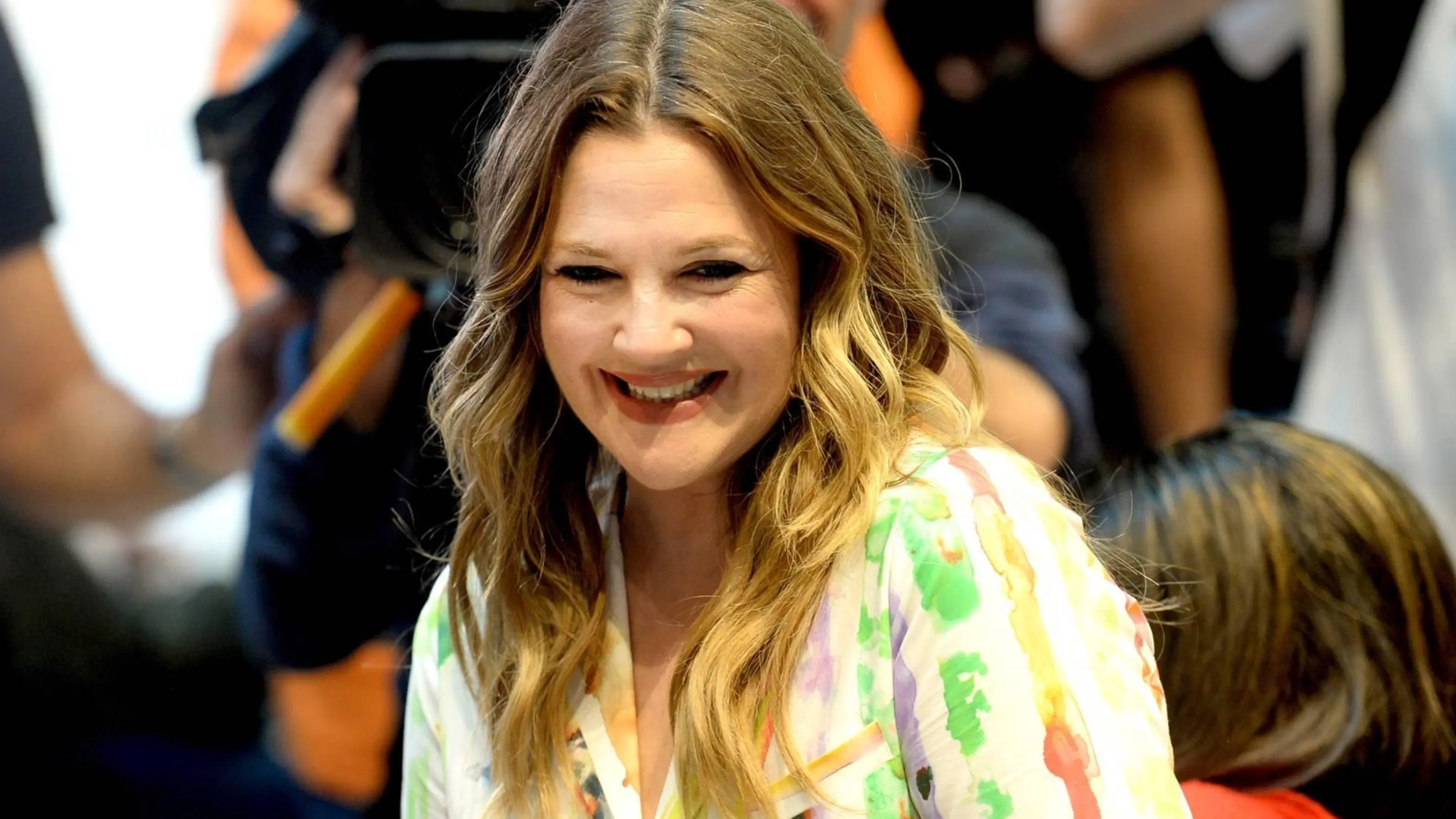 Drew Barrymore Interviewt 7 Jaar Oude Zelf Voor Promo Talkshow Shownieuws
