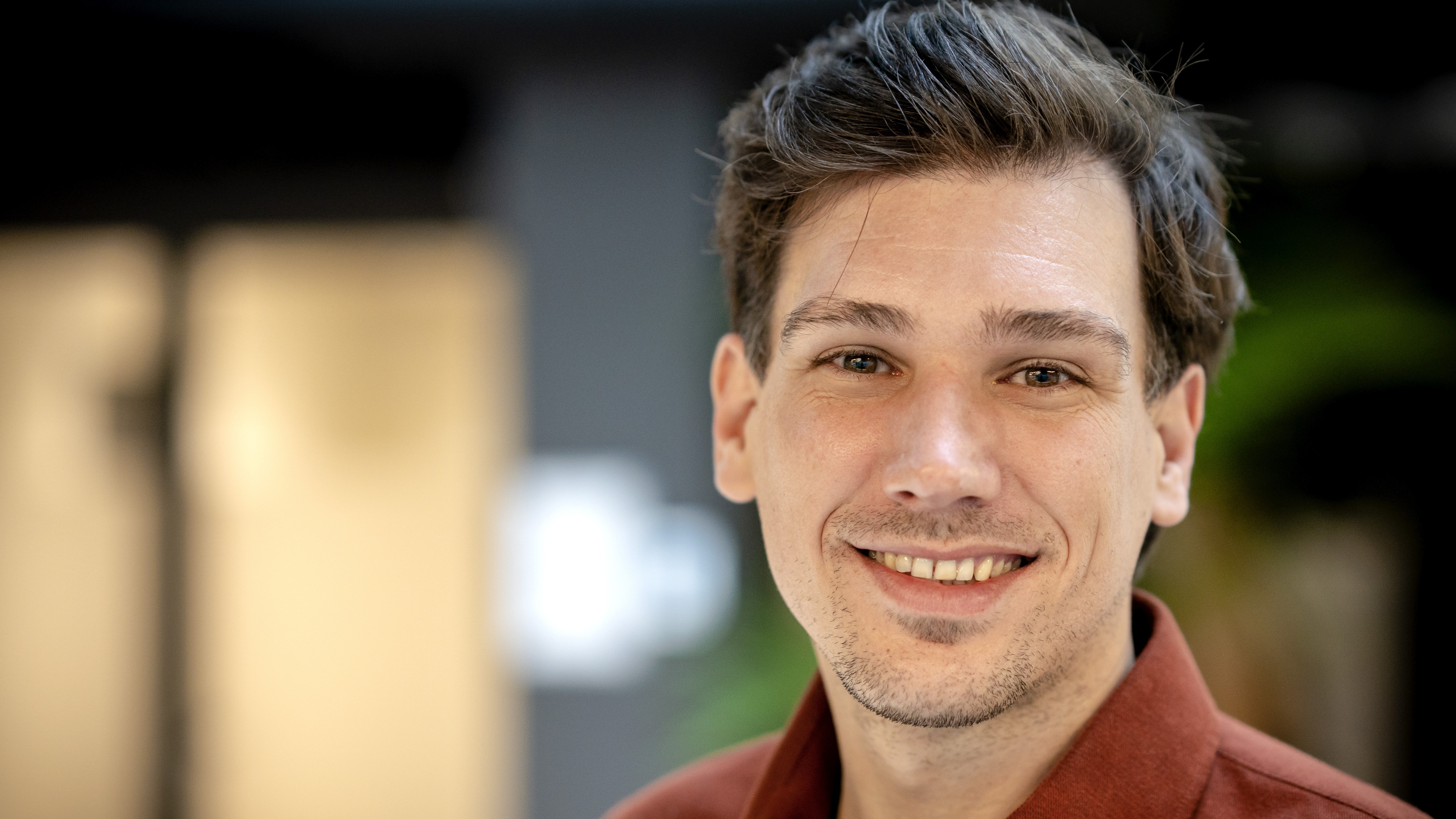 Jeugdjournaal-presentator Lucas 'achtervolgd' door PTSS | Shownieuws