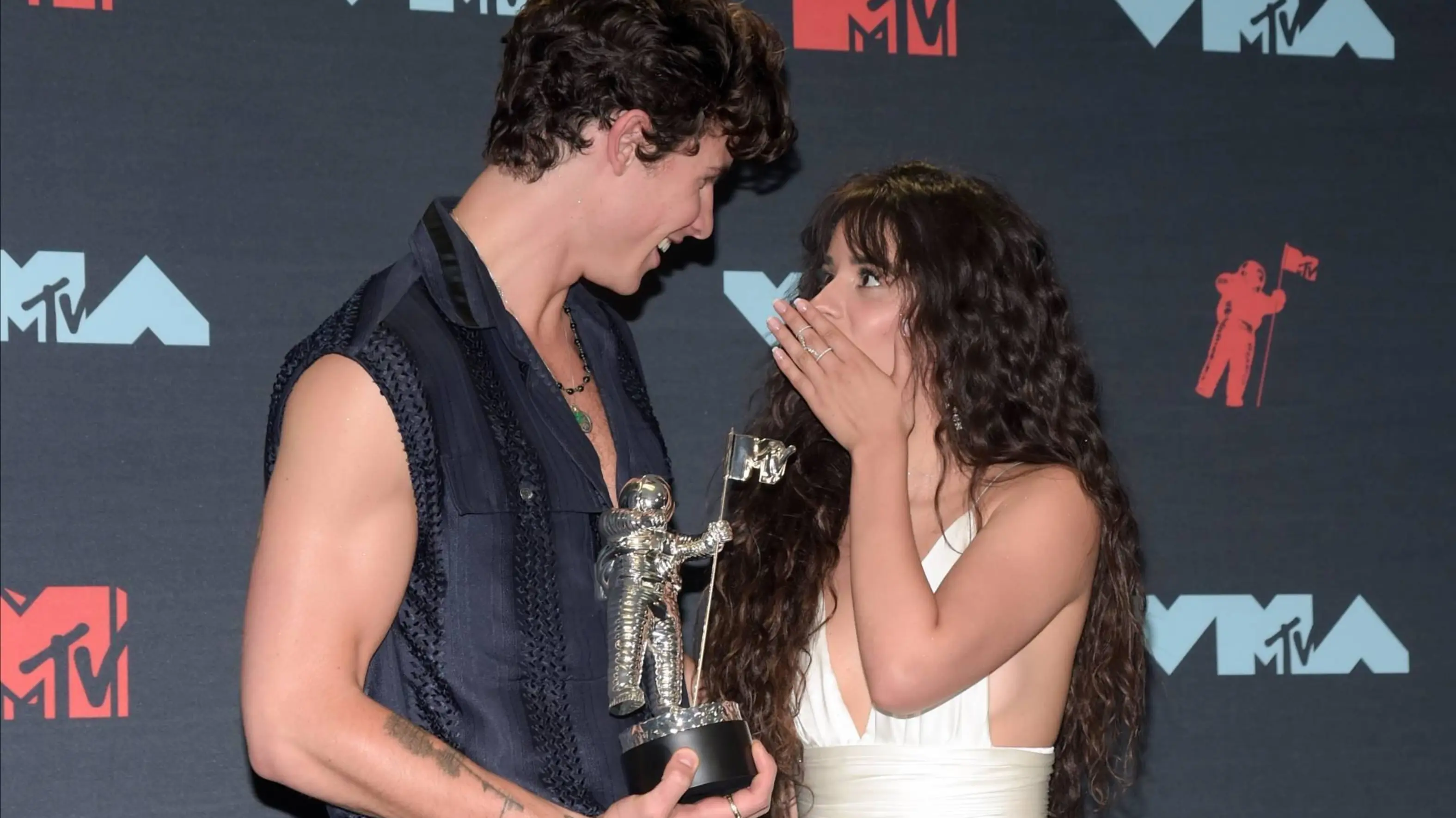 Corona Houdt Shawn Mendes En Camila Cabello Niet Tegen Shownieuws