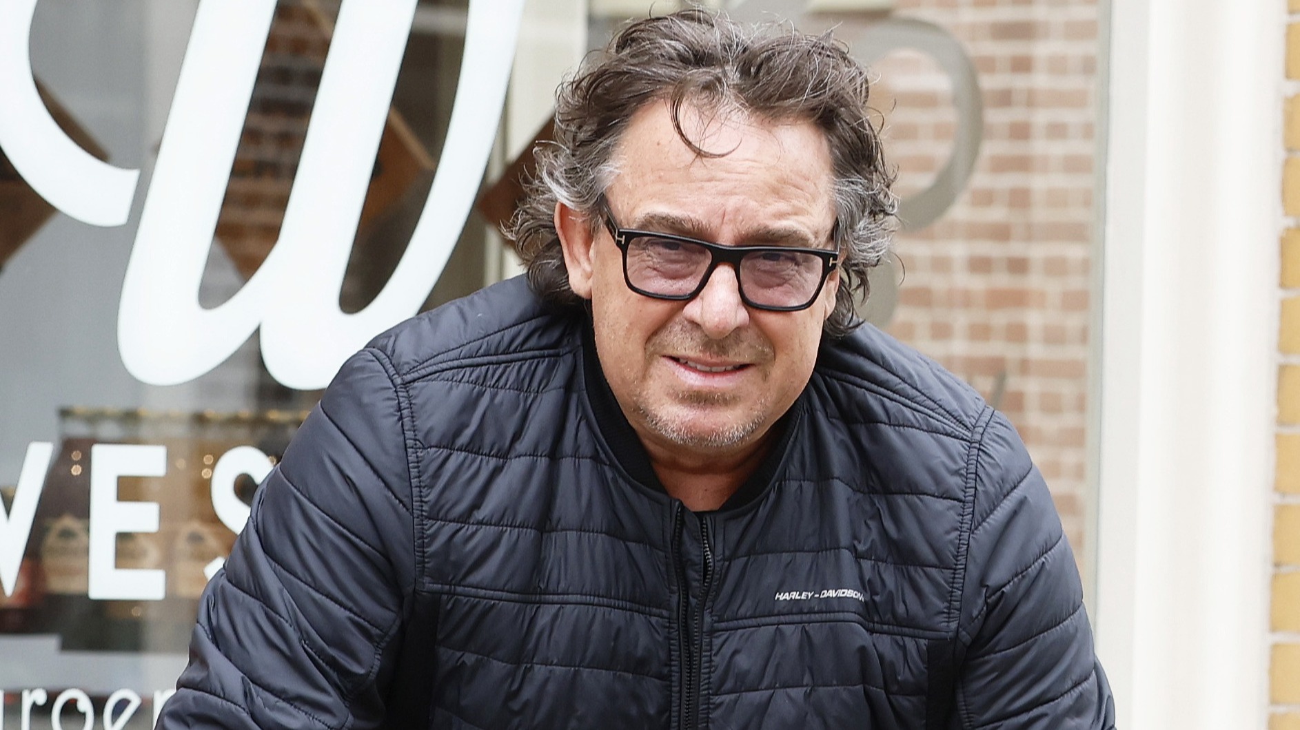 Marco Borsato kampt met gebroken en gekneusde ribben na ongeluk | Shownieuws
