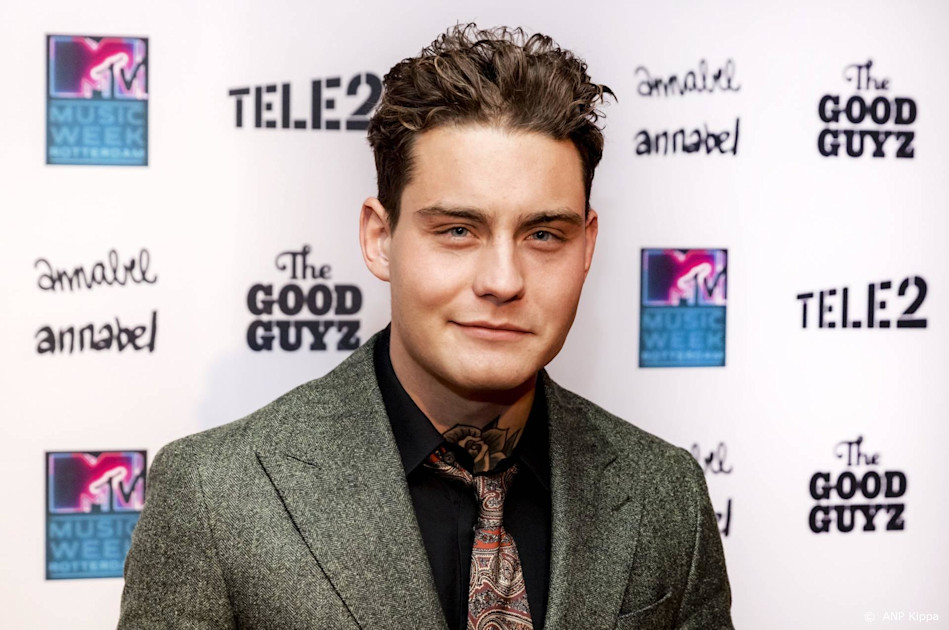 'Dit is de moeder van Douwe Bobs baby' Shownieuws