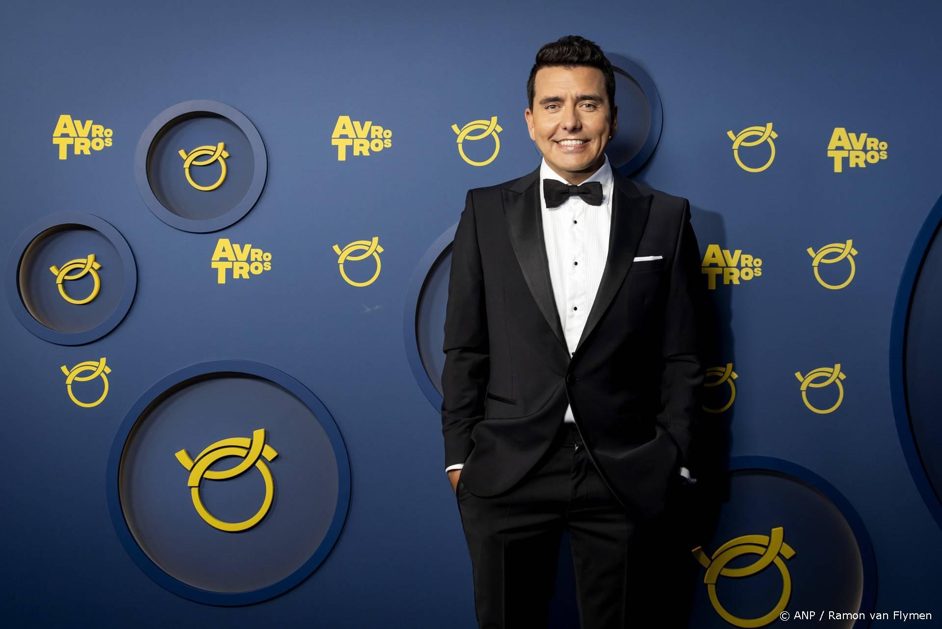 Zien: Jan Smit doet mee aan examenstunt in vermomming | Shownieuws