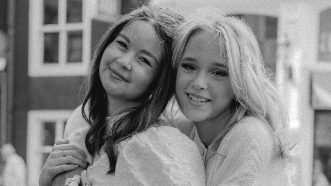 Ontroostbare Emma Kok worstelt met afscheid nemen van vriendin Jade Kops |  Shownieuws