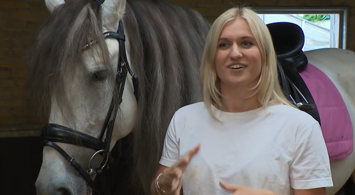 Britt Dekker heeft bizar plan met paard George | Shownieuws