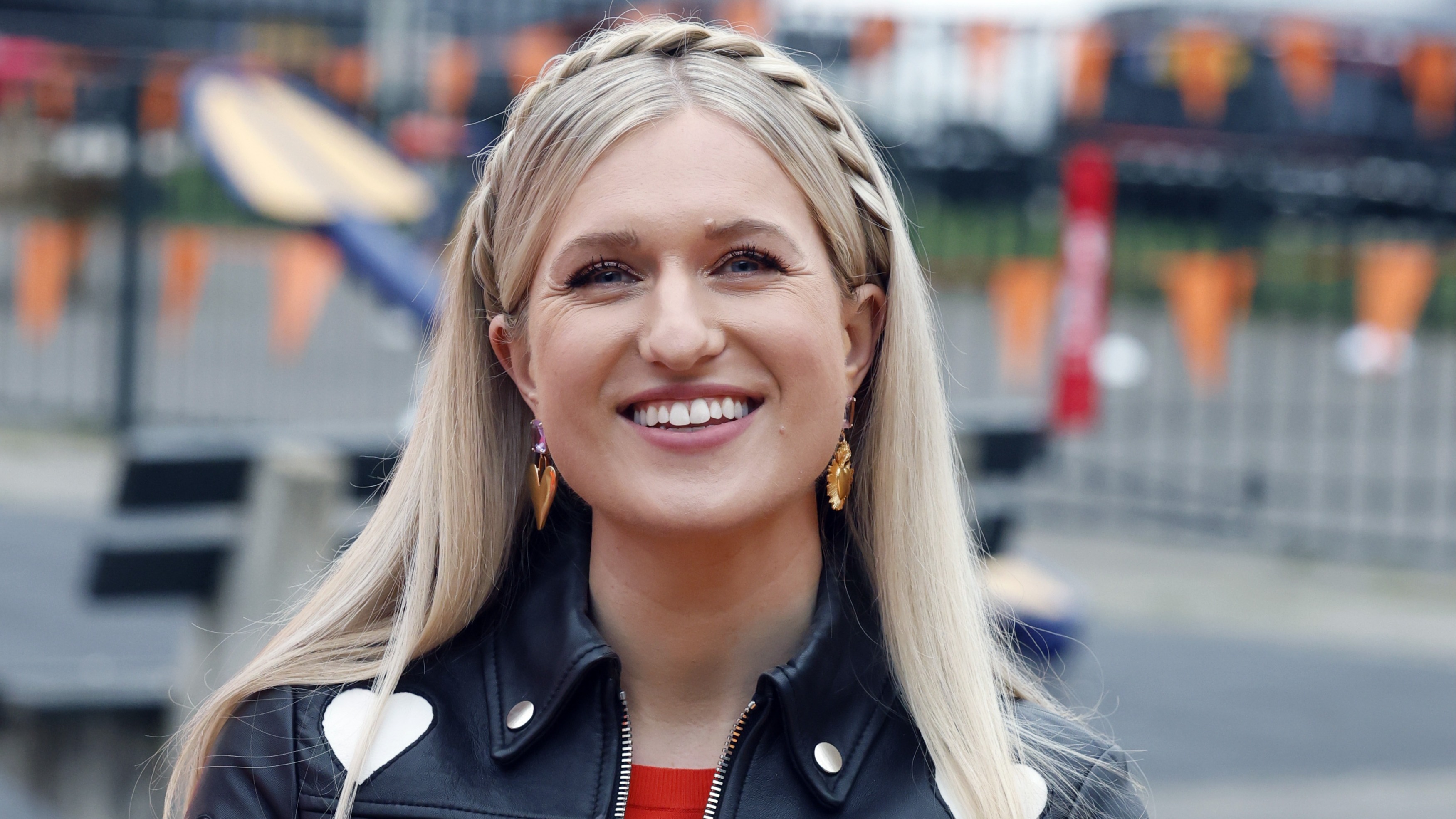 Britt Dekker viert prachtige mijlpaal | Shownieuws