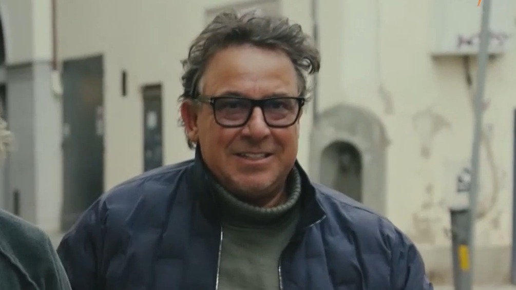 Ondanks gekneusde ribben scheurt Marco Borsato op motor door Italië |  Shownieuws