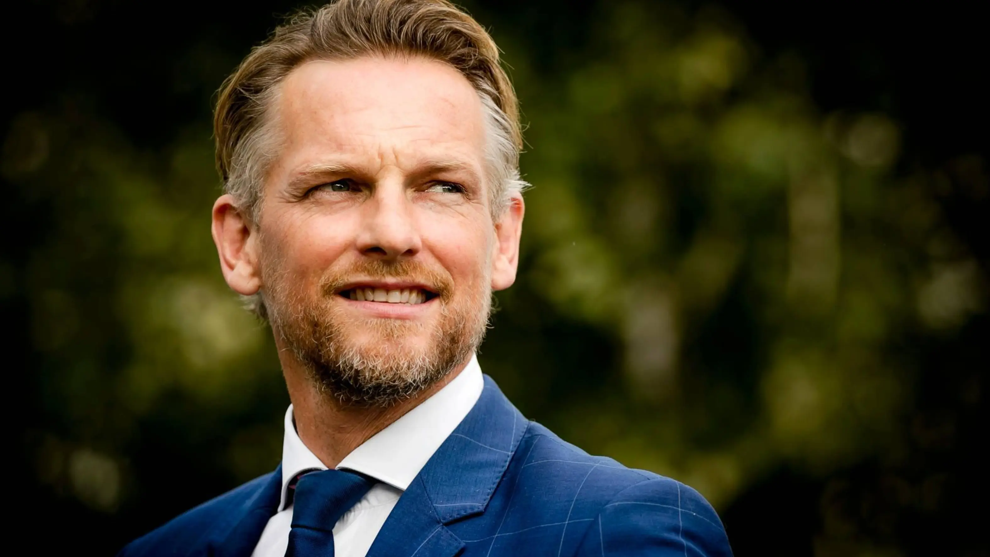 Barry Atsma Onthult Monumenten Voor Bankiers Van Het Verzet Shownieuws