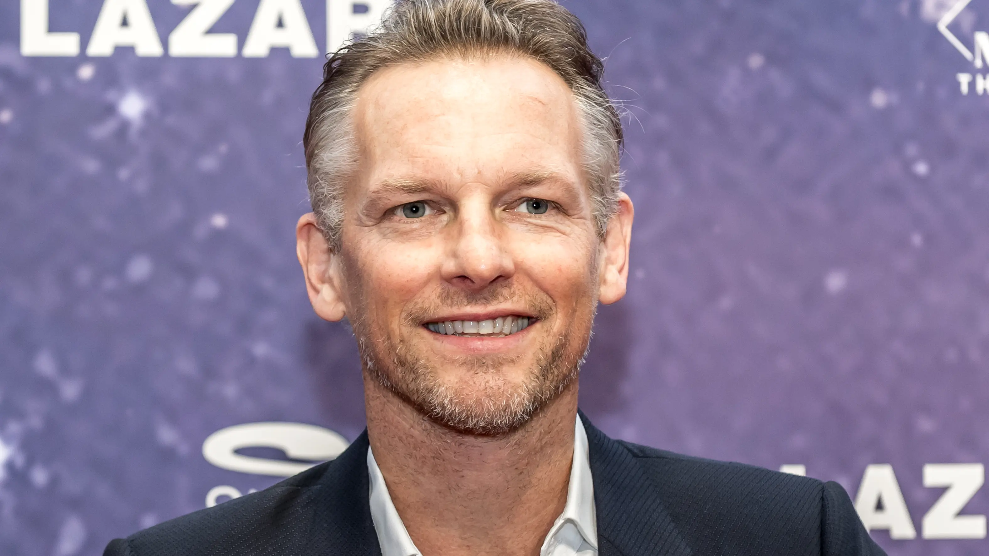 Barry Atsma Schiet Zwaar Getroffen Vrienden Te Hulp Shownieuws