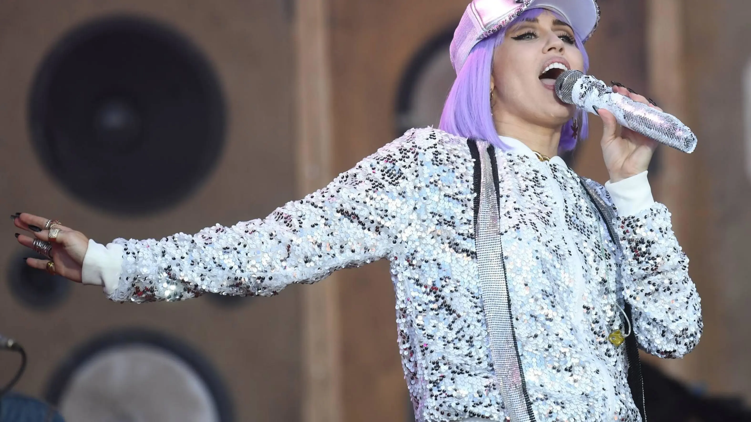 Miley Cyrus Wijt Haar Wilde Karakter Aan Ongeluk Met Vader Shownieuws