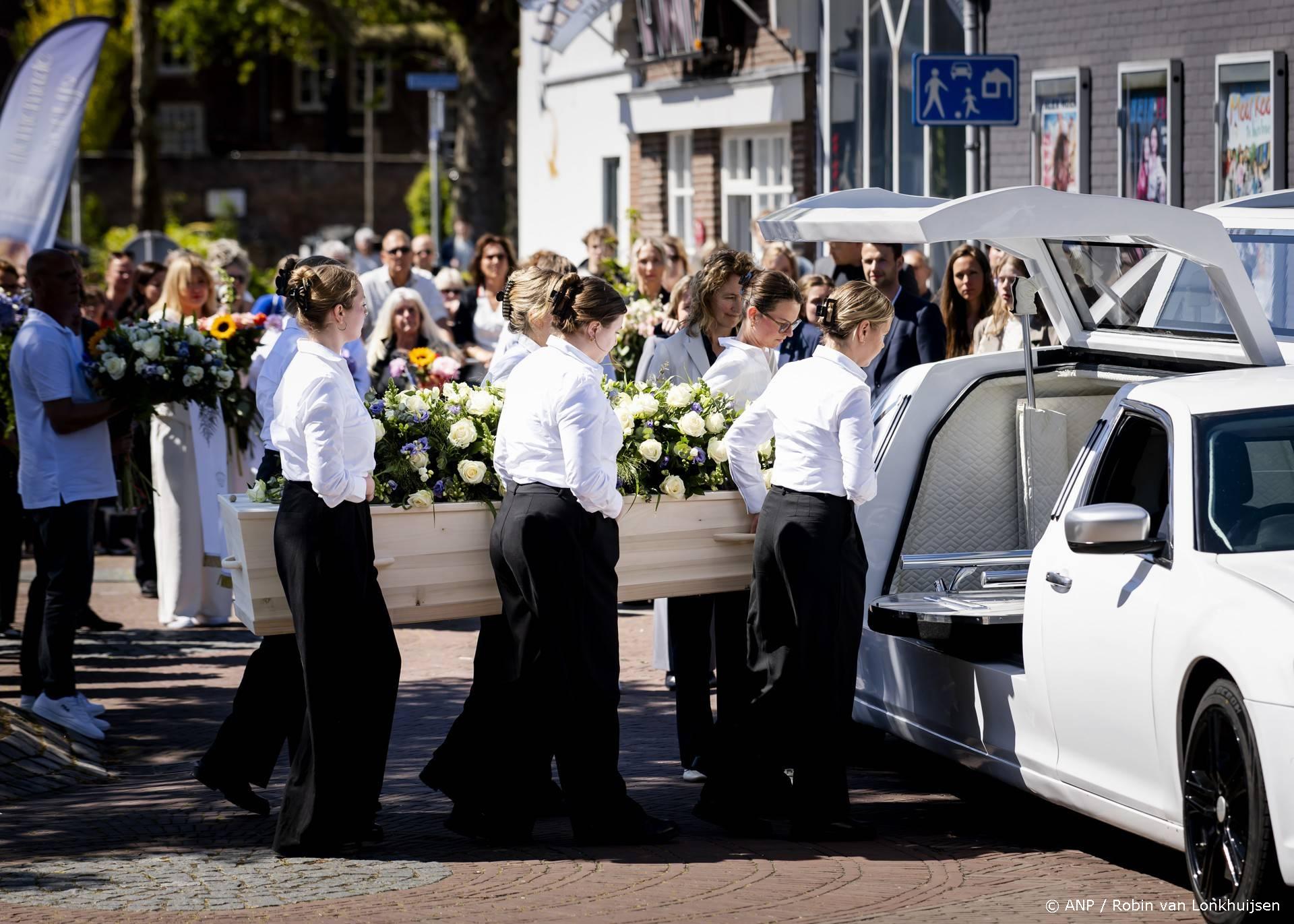 Massaal luid applaus voor overleden Jade Kops, duizenden mensen bij emotioneel  afscheid | Shownieuws