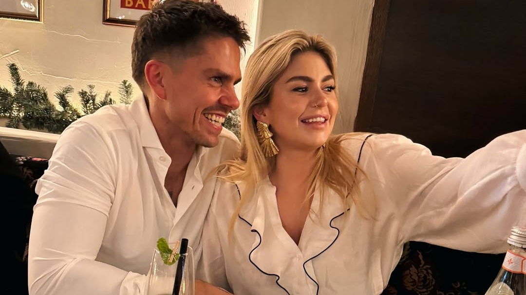 ZIEN: André en Roxeanne Hazes genieten samen met gezinnen | Shownieuws