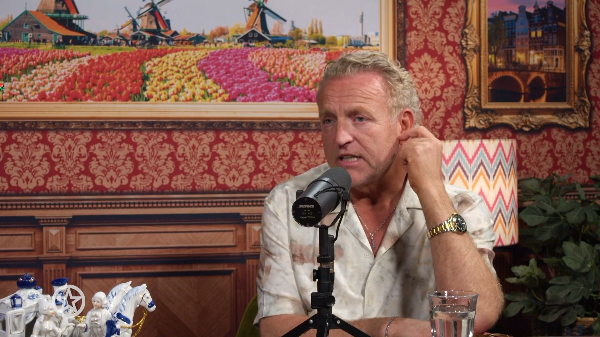 Gordon én een opvallende bargast in De Oranjezomer | Shownieuws