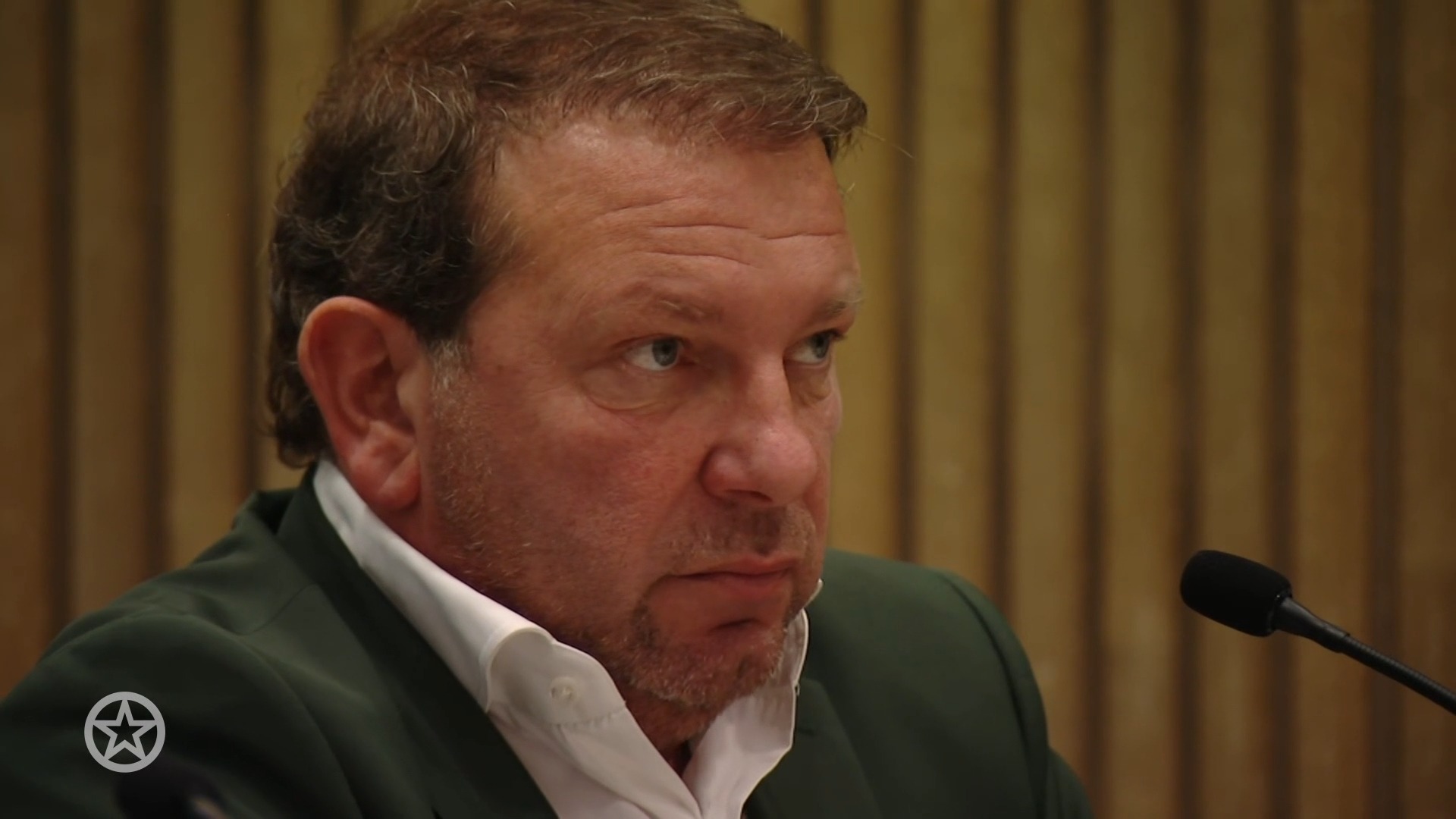 Zanger Robert Leroy emotioneel tegenover mishandelaar in rechtbank: 'Vernederd  als man' | Shownieuws