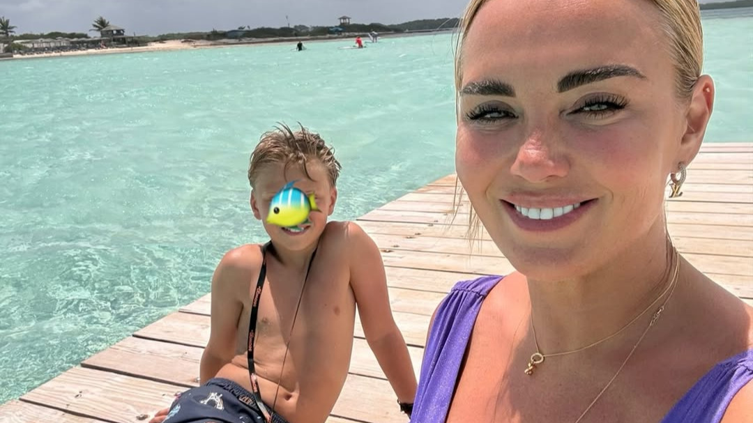 Monique Westenberg in therapie met zoontje door verslaafde André Hazes |  Shownieuws