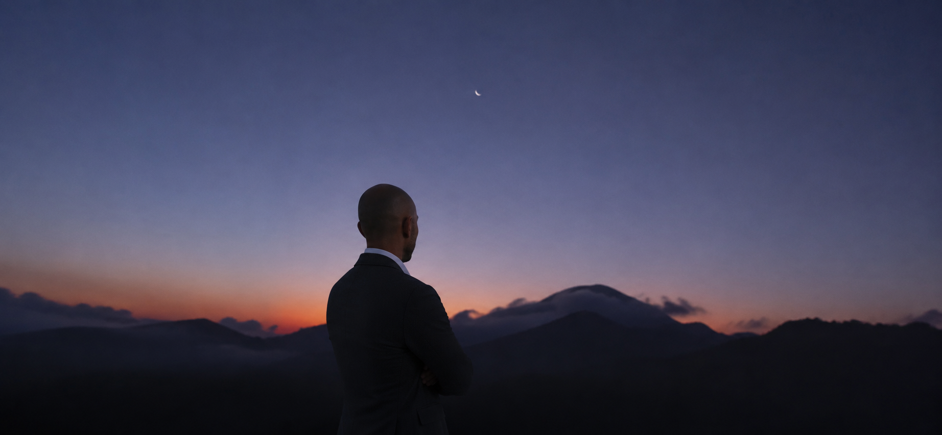 Person blickt ueber eine Berglandschaft
