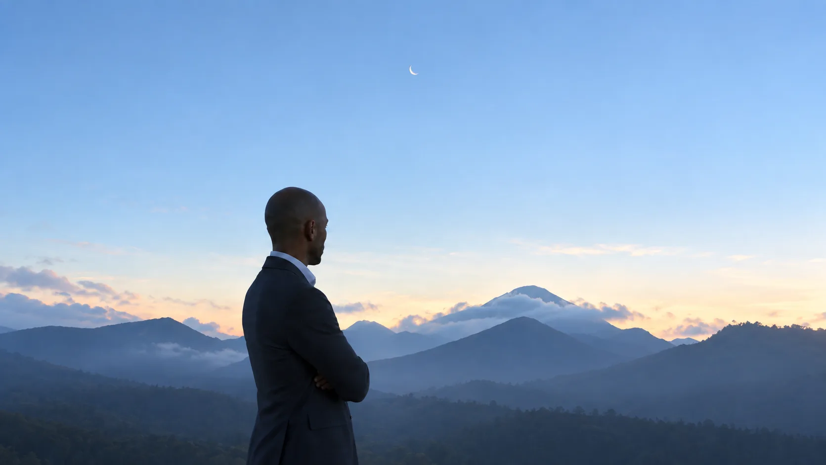 Person vor einer blauen Berglandschaft bei Nacht