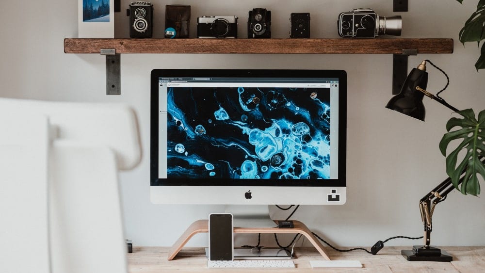 built-in-desk-annie-spratt