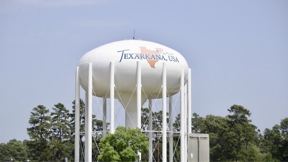 A water tower that reads “Texarkana, Texas.”