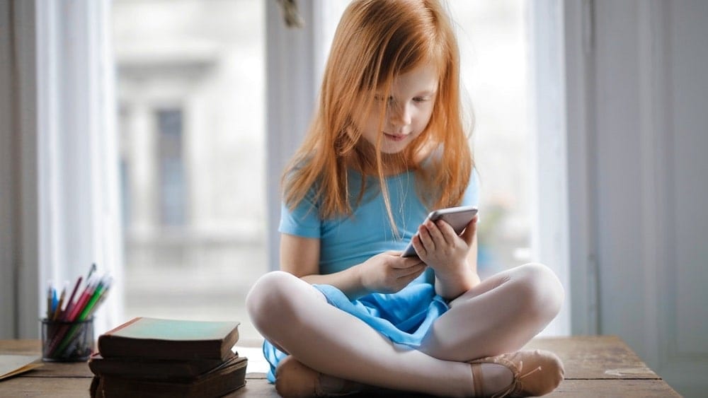 young-girl-with-smartphone