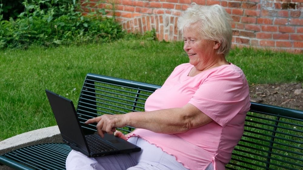 senior-with-computer