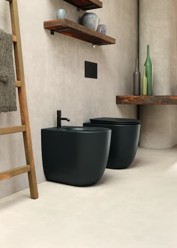 softly rounded Hit floor-mount toilet