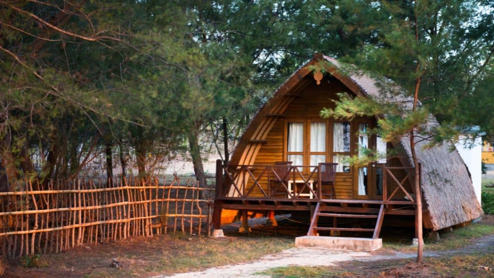 wooden-tiny-home-in-traditional-indonesian-style