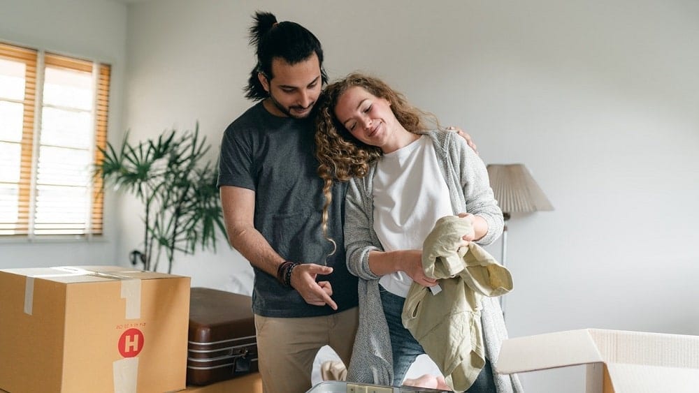 happy-couple-packing