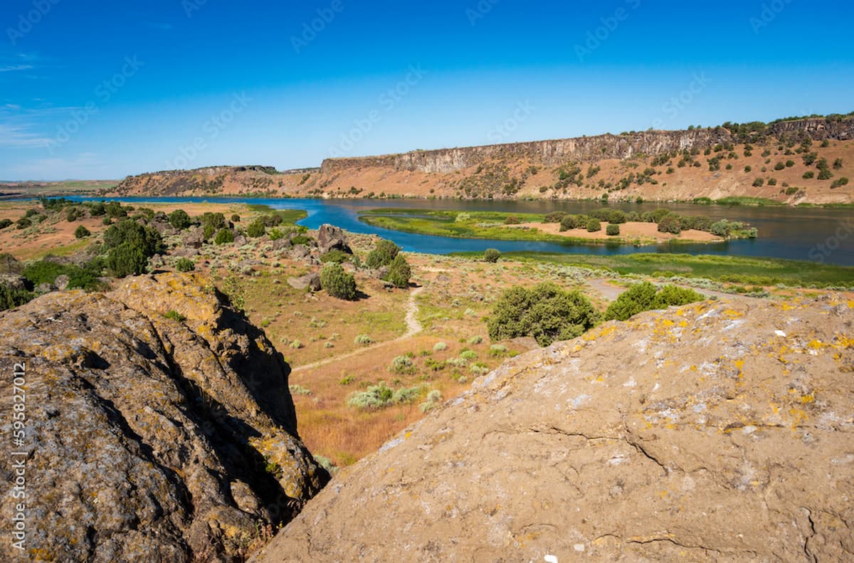 river flowing through Massacre Rocks State Park