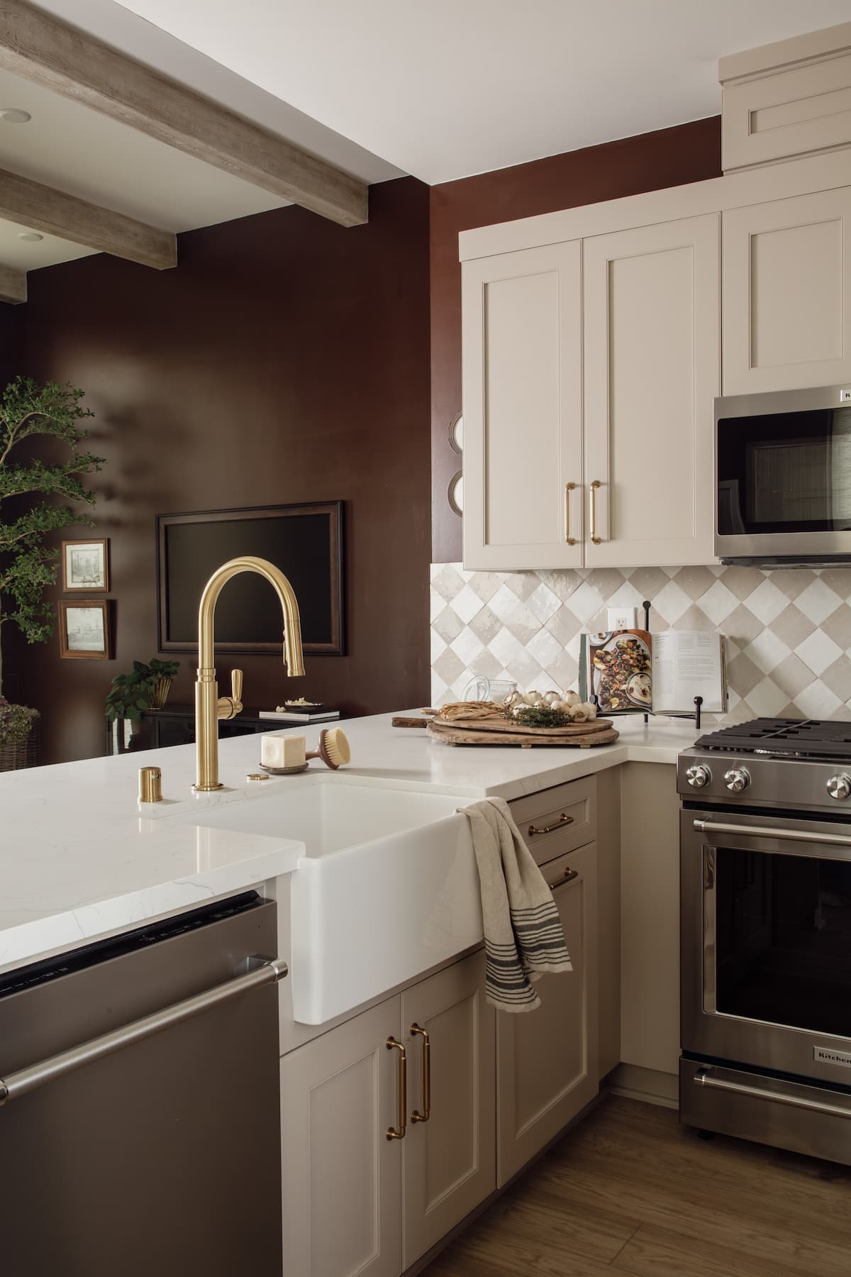 Chef kitchen at Fox Point Farms with stainless steel appliances, textured tile and netural colors