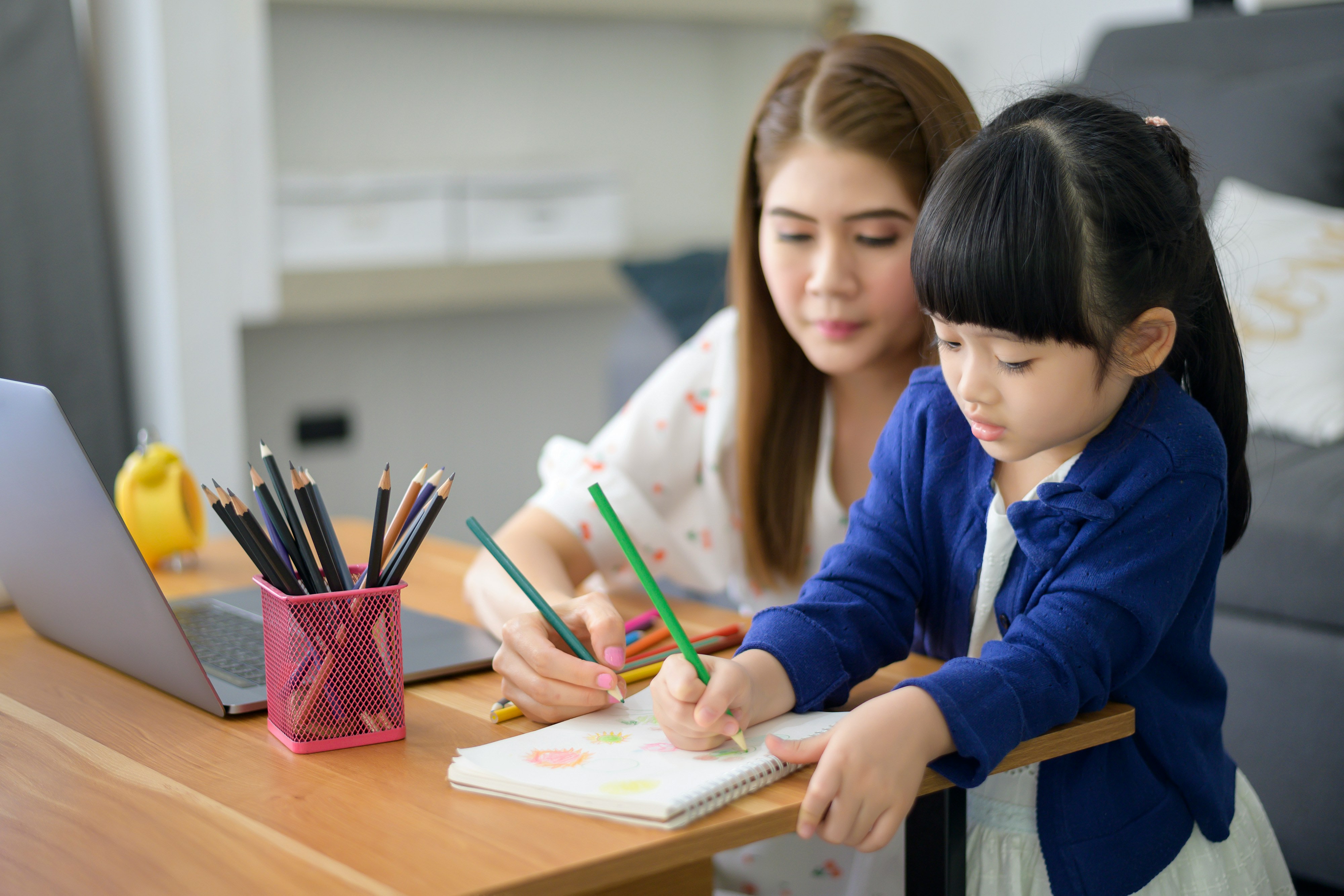 una madre che colora con sua figlia