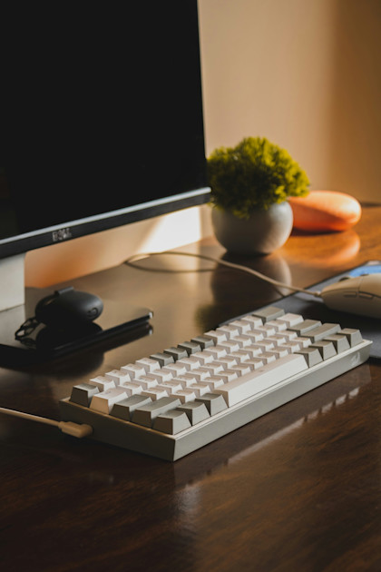 un ordinateur sur un bureau