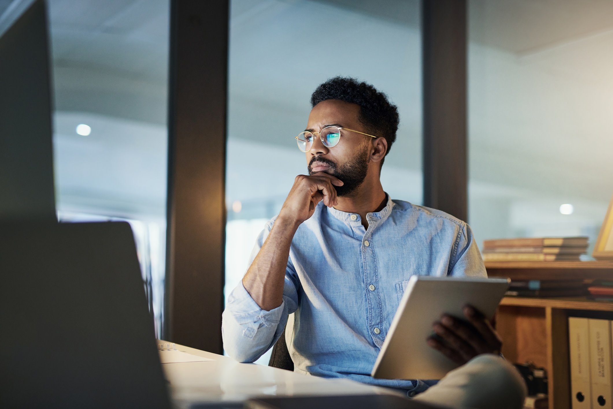 Man looking at computer. 