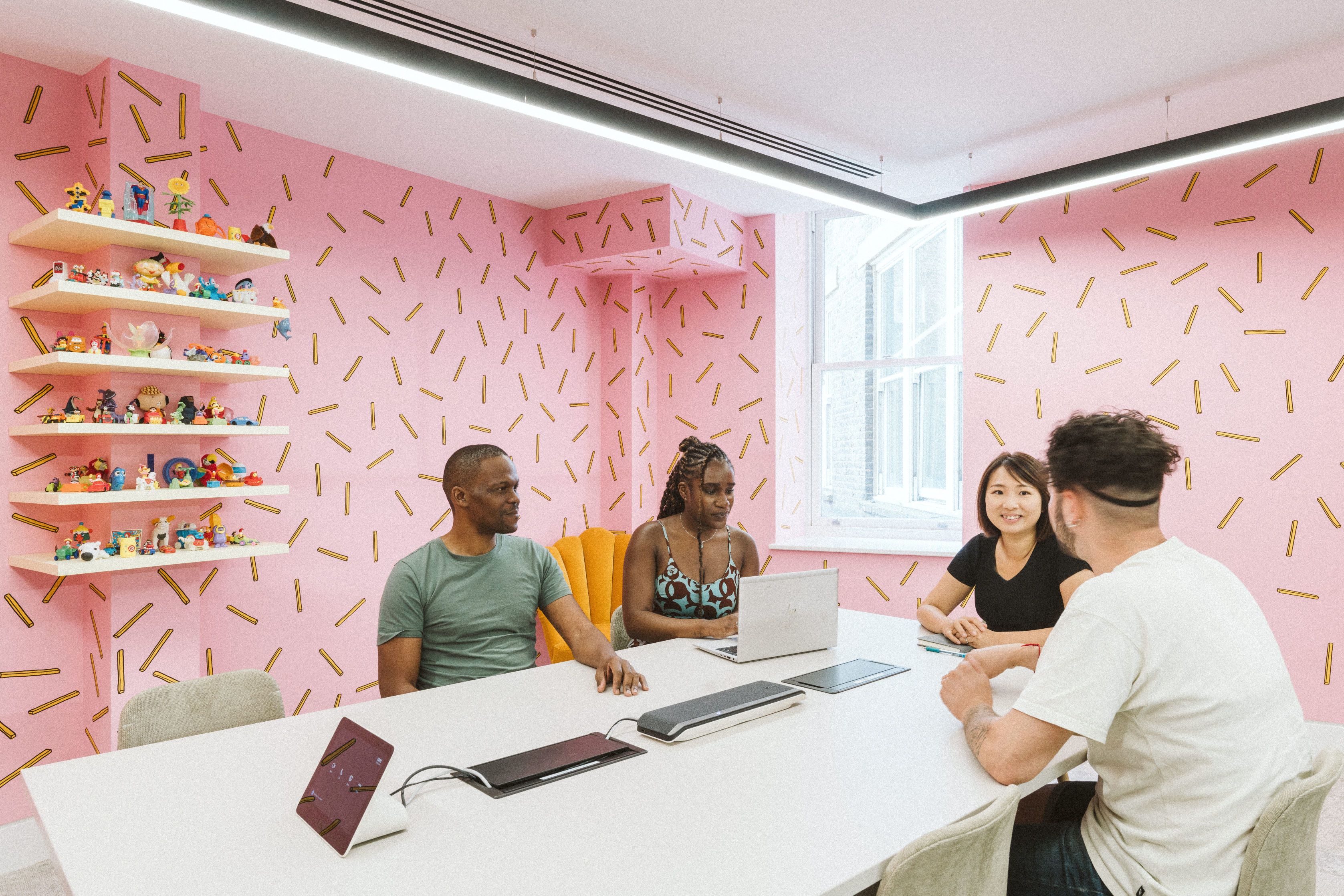 Un gruppo di persone che fa una sessione di brainstorming in una sala riunioni.