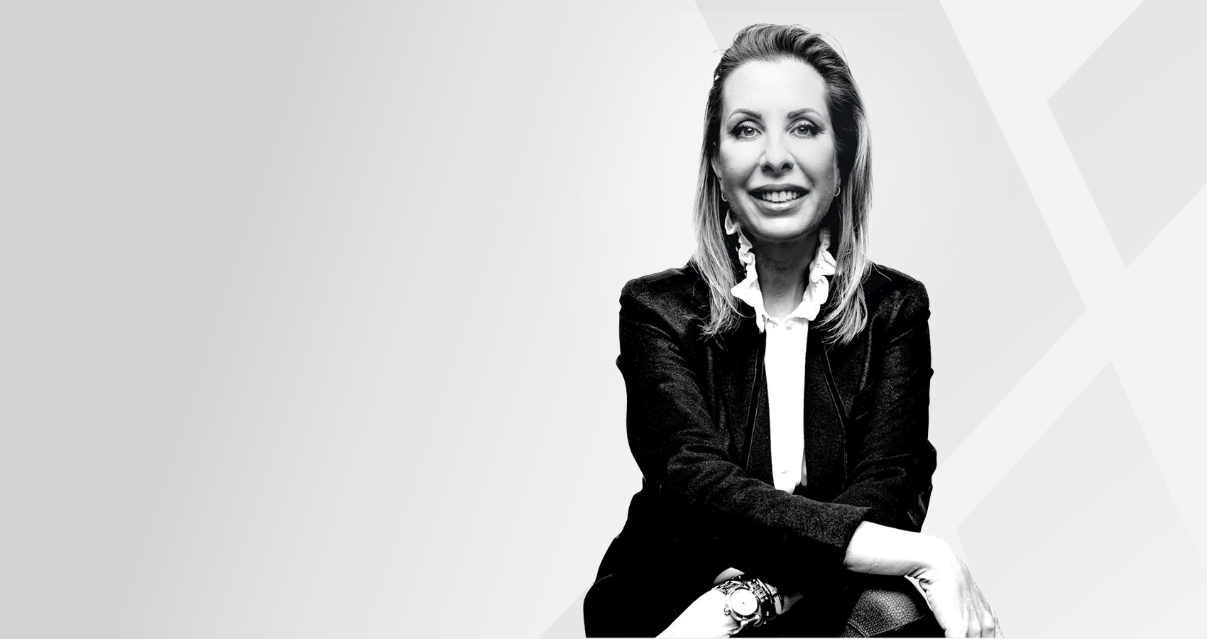 Photo en noir et blanc d'une femme souriante